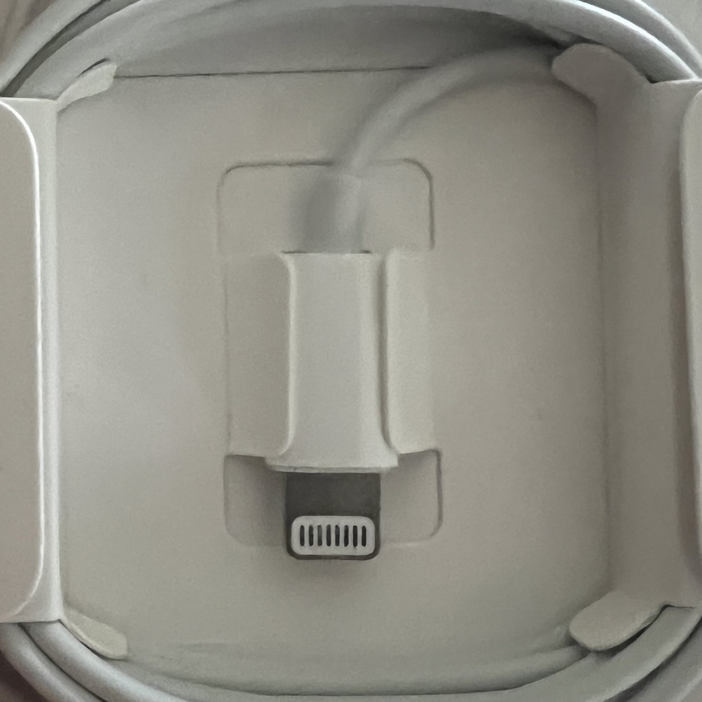 Apple White Wired Earbuds - Picture 2 of 2